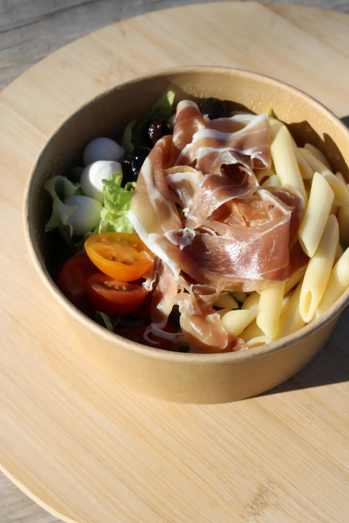 Salade bowl avec jambon cru et pâtes