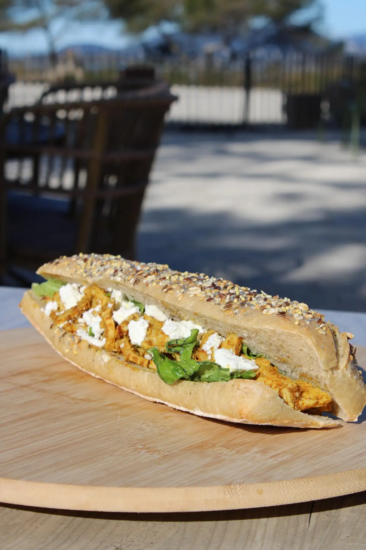 Sandwich gourmet aux graines et poulet